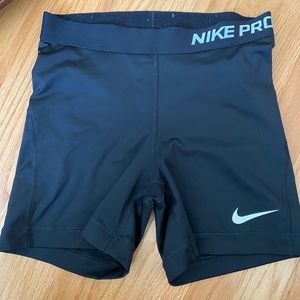 Women’s Nike pro spandex shorts (6in)